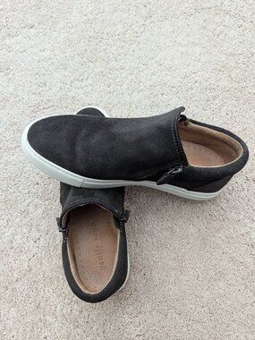 Gentle Souls by Kenneth Cole Women's Grey Suede Low-top Double Zip Sneaker